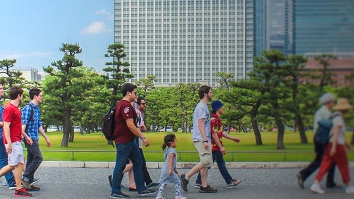 赌博娱乐平台网址大全 students walk together down a street.