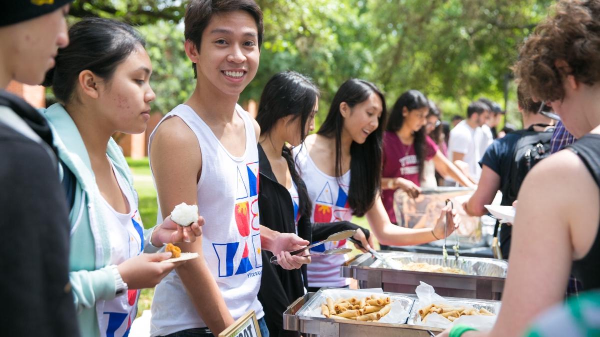 一名男学生在Taste of Diversity餐厅排队上菜